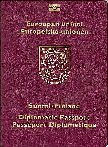 کار در فنلاند و دریافت مجوز اقامت به صورت موقت در صورتی روش مهاجرتی مناسبی می باشد که به اقامت دائم و پاسپورت ختم شود و شخص بتواند از مزایای شهروندی دائم این کشور استفاده کند. اقامت های موقت که کشورهایی نظیر کشورهای حاشیه خلیج فارس ، مالزی ، تایلند و ... اعطا می کنند ارزش اقامتی و مهاجرتی نداشته و شخص پس از چند سال در نهایت نمی تواند اقامت موقت خود را به اقامت دائم یا پاسپورت تبدیل کند و از مزایای شهروندی در این کشورها استفاده کند و در مرحله ای قرار می گیرد که باید کشور را در نهایت ترک کند. اما در کشور فنلاند شرایط متفاوت است و شخص با 4 سال کار کردن و اقامت قانونی و پرداخت مالیات در کشور فنلاند می تواند درخواست اقامت دائم بدهد. برای درخواست پاسپورت این کشور نیز در صورتی که از مدت زمان اقامت دائم شخص مدت معقولی بگذرد و اثبات شود که شخص با جامعه فنلاندی سازگار شده و زبان فنلاندی را فرا گرفته است می تواند درخواست تابعیت بدهد. همینطور کشور فنلاند دو تابعیتی را می پذیرد و جهت دریافت تابعیت کشور فنلاند نیازی به سلب تابعیت قبلی شخص نیست. موارد مورد نیاز جهت درخواست تابعیت کشور فنلاند:
