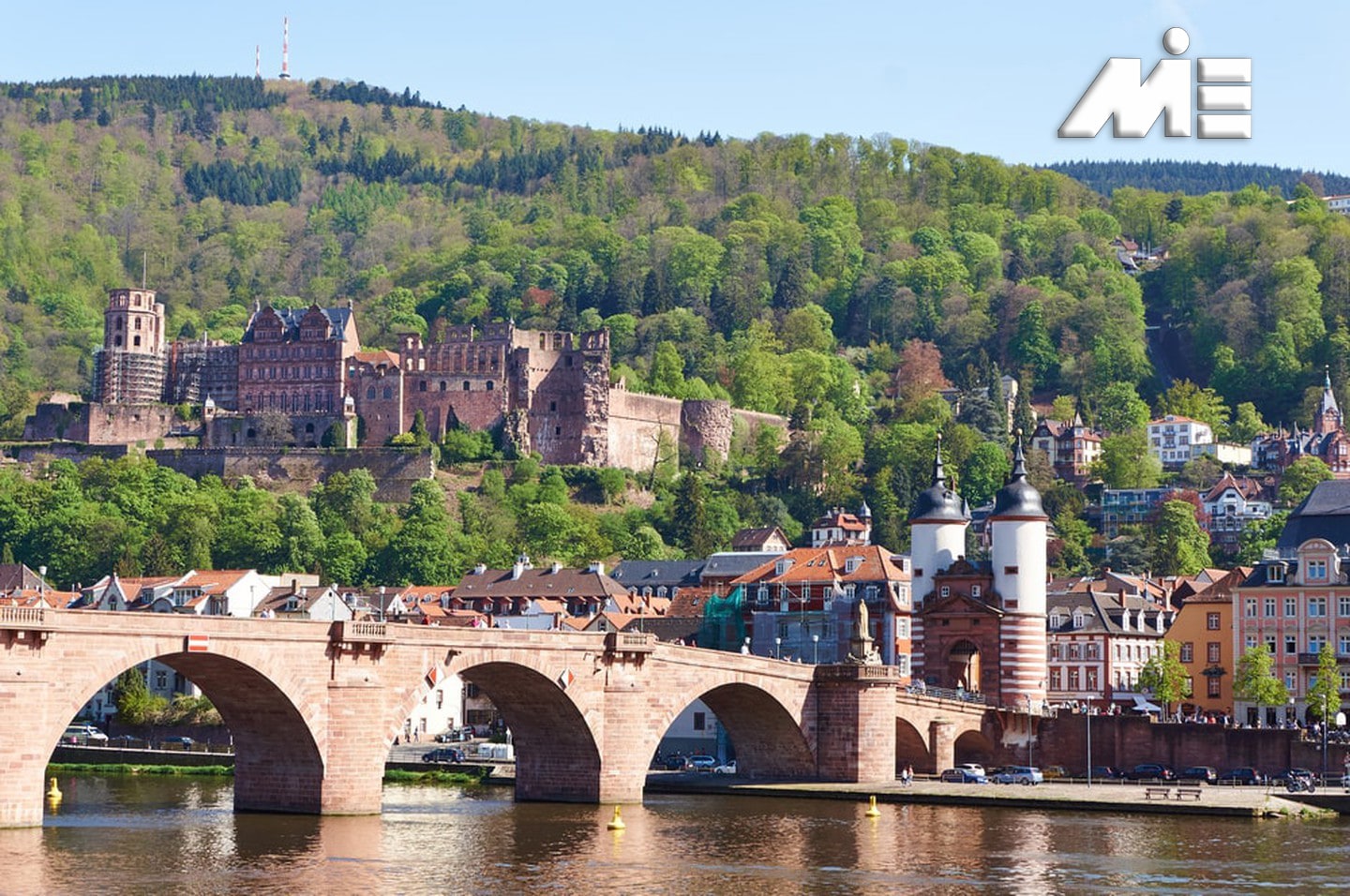 هایدلبرگ:این شهر در حاشیه رود Neckar قرار دارد و از زیباترین شهرهای آلمان است. قدمت آن به چندین هزار سال پیش باز می گردد. از آنجا که این شهر در دوران جنگ مورد حمله قرار نگرفت و از حملات متفقین در امان بوده است، در طی قرن ها رشد طبیعی و ارگانیک داشته و در مرکز این شهر قلعه و باروئی وجود دارد که از بناهای قرون وسطائی معروف در آلمان می باشد.
